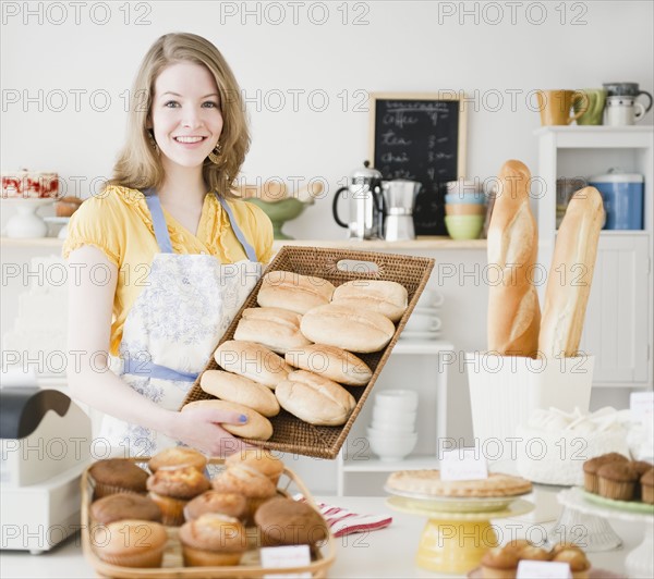 Woman working in bakery. Photographe : Jamie Grill