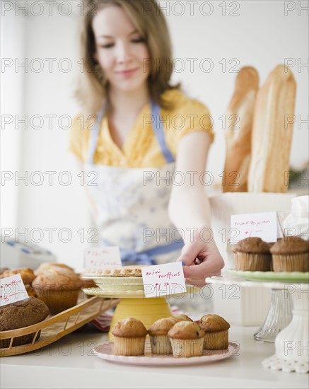 Woman working in bakery. Photographe : Jamie Grill