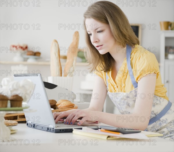 Woman working in bakery. Photographe : Jamie Grill