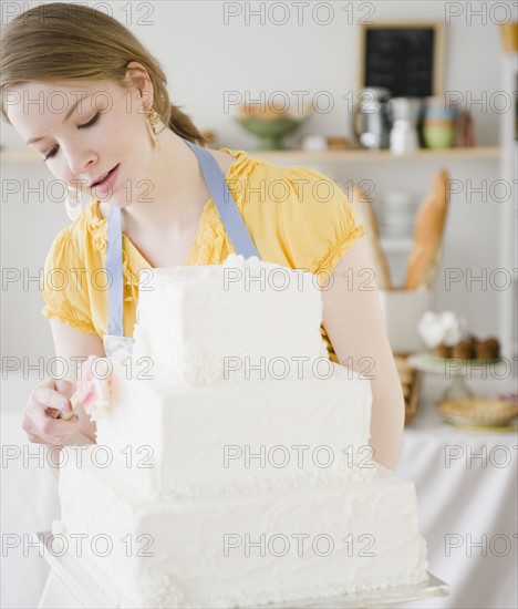 Woman working in bakery. Photographe : Jamie Grill