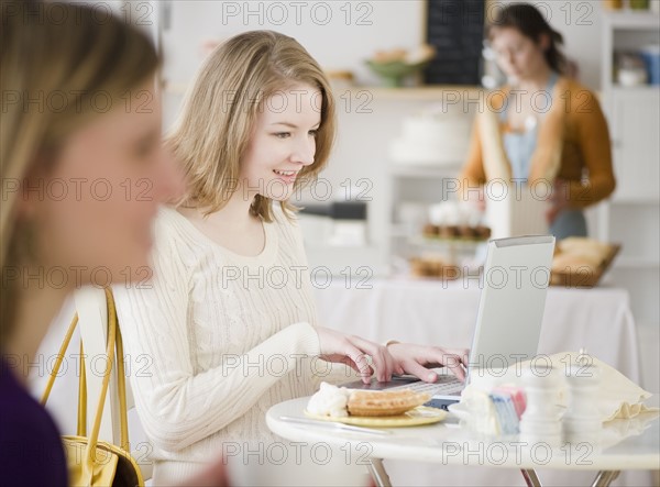 Customer working on laptop. Photographe : Jamie Grill