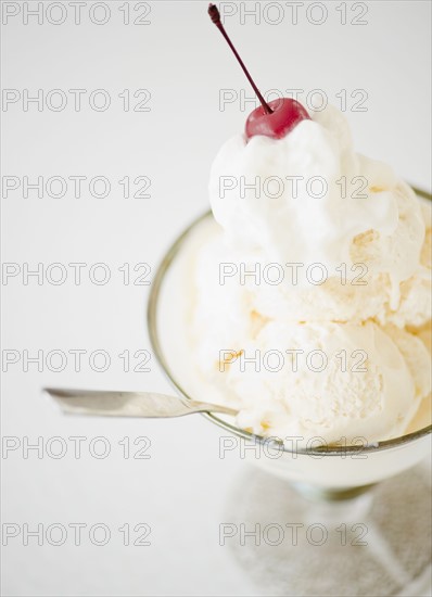 Ice cream with a cherry on top. Photographe : Jamie Grill