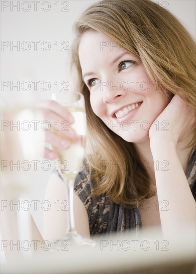 Woman drinking champagne. Photographe : Jamie Grill