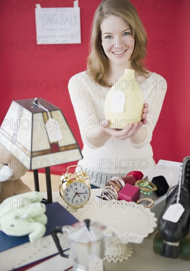 Woman at thrift sale. Photographe : Jamie Grill