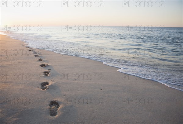 Footprints in the sand. Photographe : Chris Hackett
