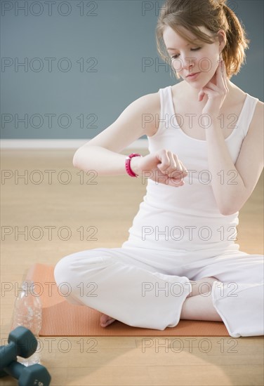 Woman checking her pulse. Photographe : Jamie Grill
