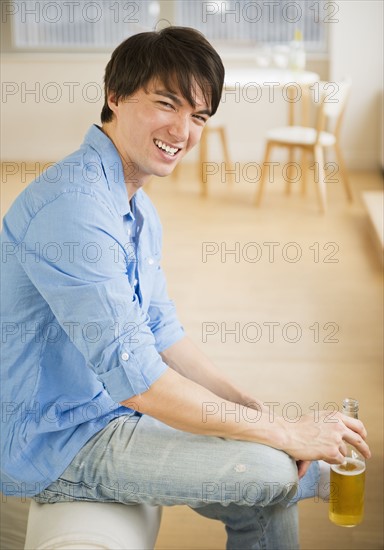 Man drinking beer. Photographe : Daniel Grill