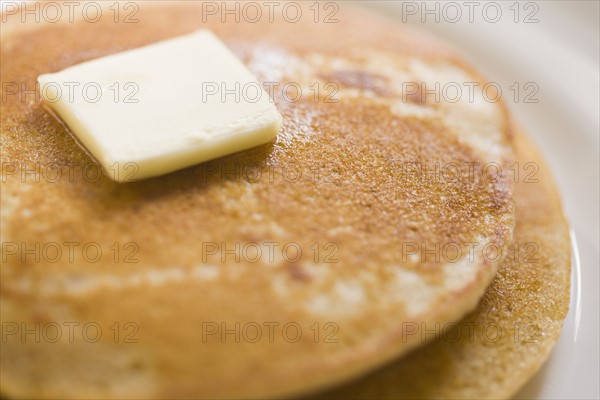 Pancakes and butter on plate. Photographe : Kristin Lee