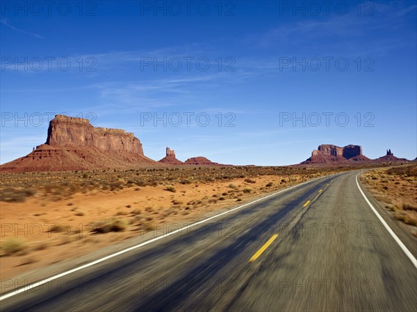 Desolate road through the desert. Photographe : John Kelly