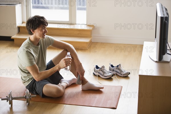 Young man relaxing after workout. Photographe : Daniel Grill