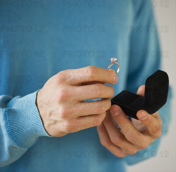 Man holding engagement ring. Photographe : Daniel Grill