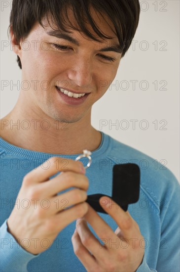 Man holding engagement ring. Photographe : Daniel Grill