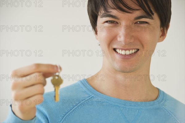 Man holding key. Photographe : Daniel Grill