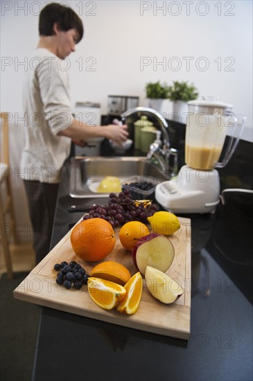 Man making smoothie. Photographe : Daniel Grill