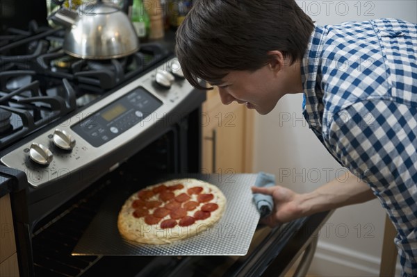 Man cooking pizza. Photographe : Daniel Grill