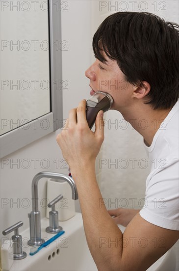 Man shaving. Photographe : Daniel Grill