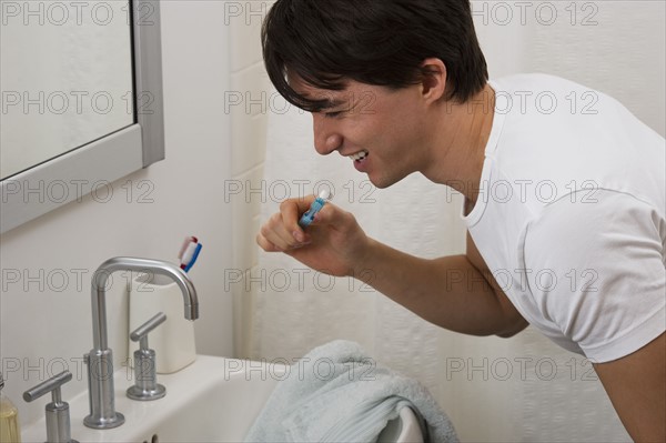 Man brushing his teeth. Photographe : Daniel Grill