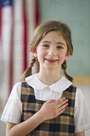 Student saying the pledge of allegiance. Photographe : Daniel Grill