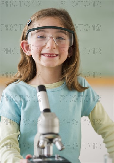 Student in science lab. Photographe : Daniel Grill