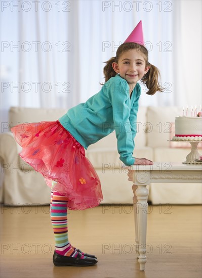 Young girl at birthday celebration. Photographe : Daniel Grill