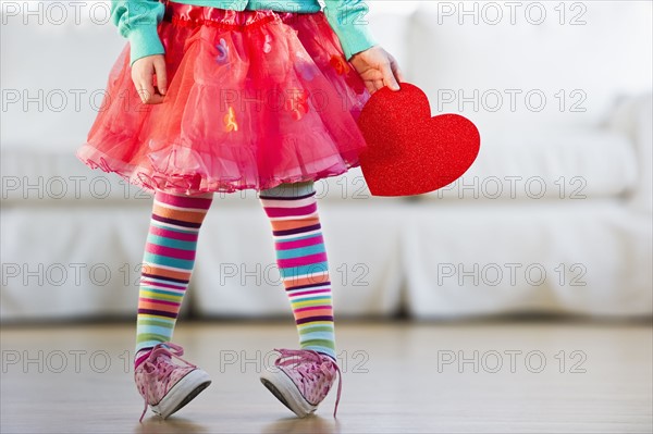 Young girl wearing colorful tights. Photographe : Daniel Grill