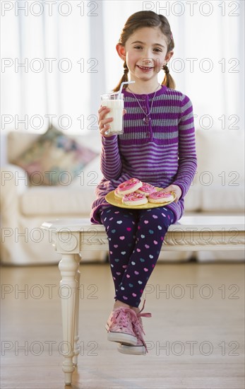 Young girl having a snack. Photographe : Daniel Grill