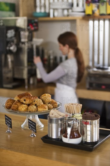 Woman working in coffee shop. Photographe : Daniel Grill