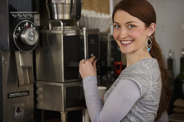 Woman preparing coffee in coffee shop. Photographe : Daniel Grill