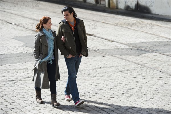 Couple walking outdoors. Photographe : Daniel Grill