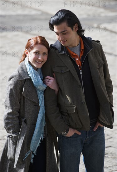 Portrait of a couple outdoors. Photographe : Daniel Grill