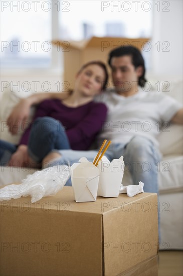Couple relaxing on couch. Photographe : Daniel Grill