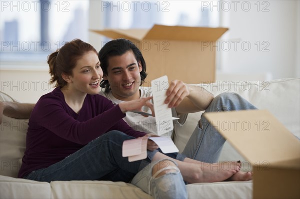 Couple looking at color swatches. Photographe : Daniel Grill