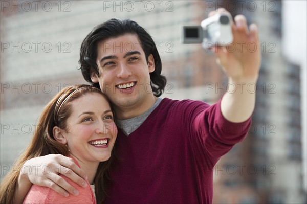 Couple taking self portrait. Photographe : Daniel Grill