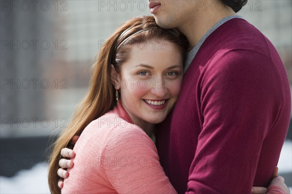 Man and woman embracing. Photographe : Daniel Grill