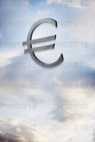 Euro symbol floating amongst the clouds. Photographe : Mike Kemp