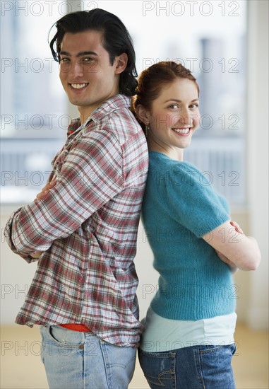 Couple standing back to back. Photographe : Daniel Grill