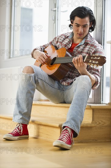 Man playing guitar. Photographe : Daniel Grill