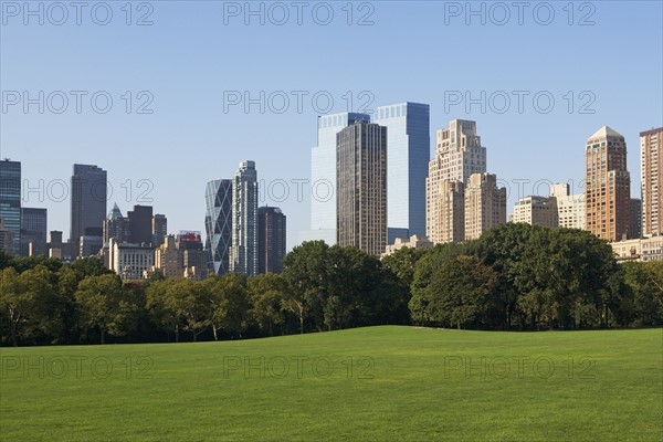 Lawn in front of high rise buildings. Photographe : fotog