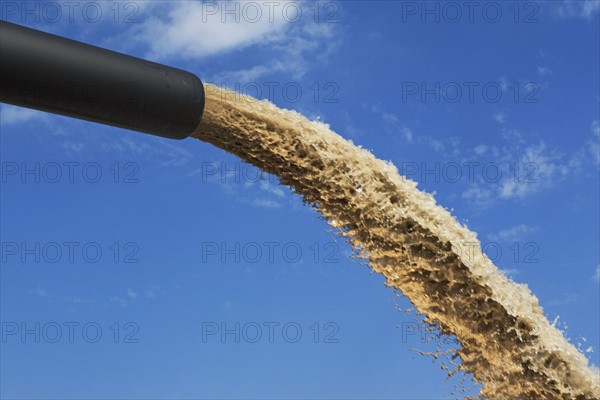 Dredger spraying sand. Photographe : fotog