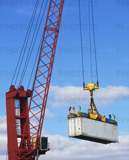 Crane lifting a shipping container. Photographe : fotog