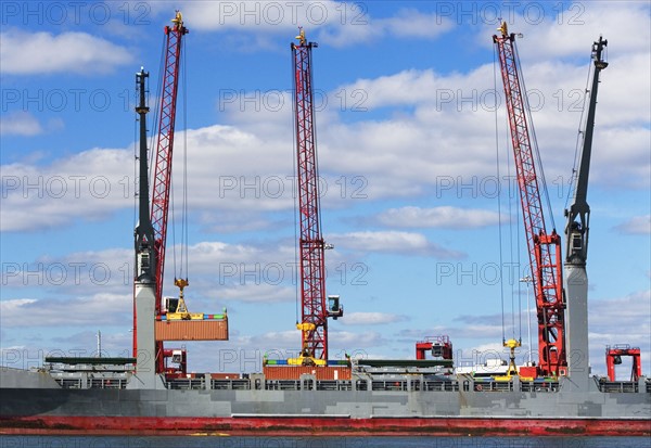 Cranes on cargo ship. Photographe : fotog