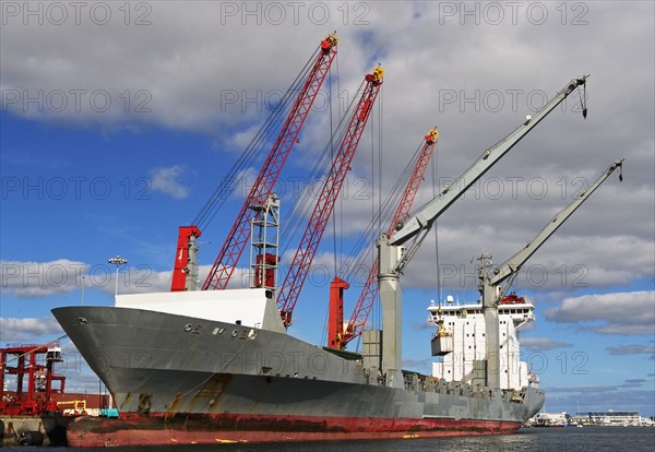 Cranes on cargo ship. Photographe : fotog