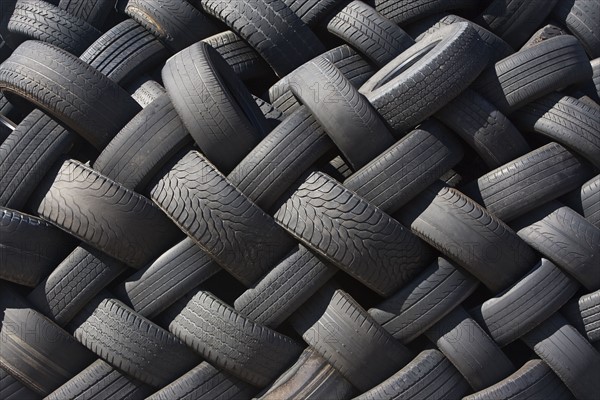 Pile of used tires. Photographe : fotog