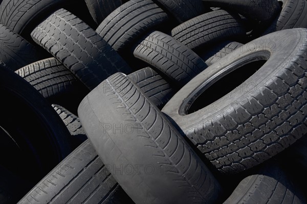 Pile of used tires. Photographe : fotog