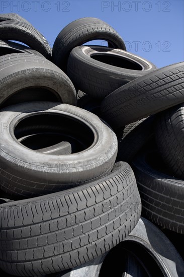 Pile of used tires. Photographe : fotog