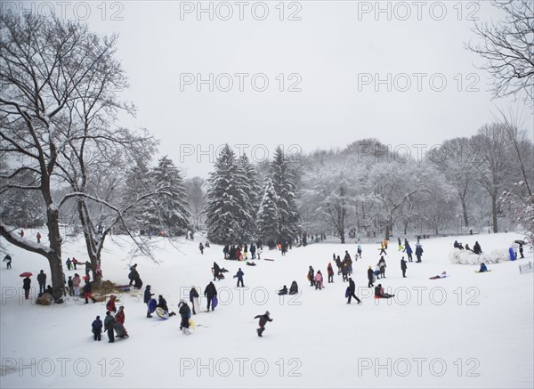 Children sledding in Central Park. Photographe : fotog