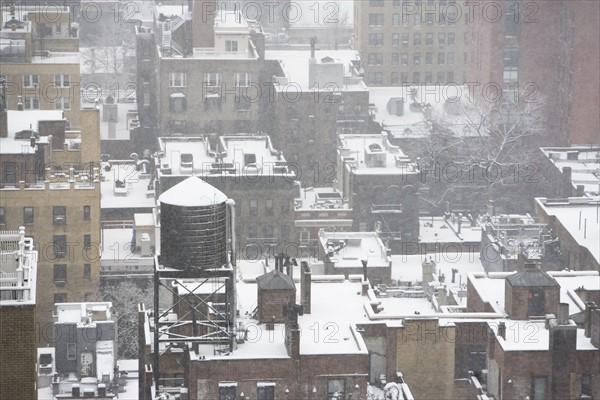 Urban rooftops in winter. Photographe : fotog