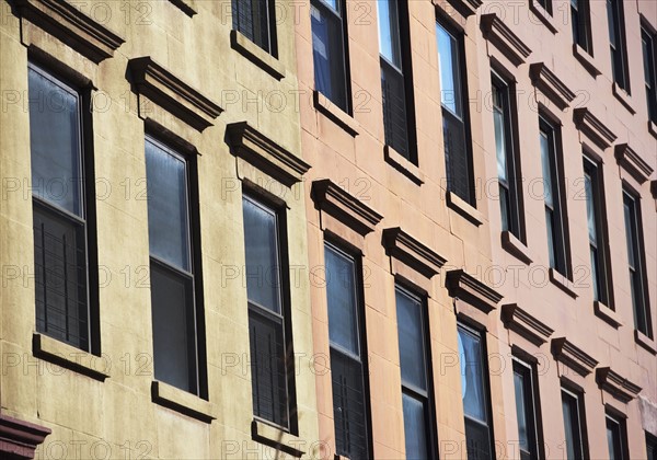 Windows on side of building. Photographe : fotog