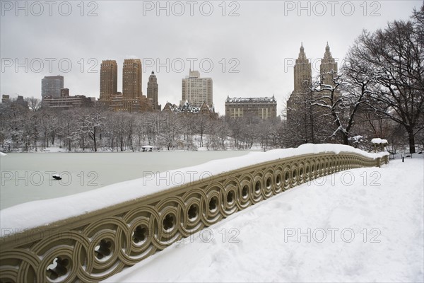 Snow covered bridge. Photographe : fotog