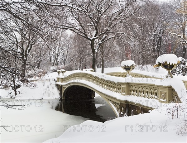 Snow covered bridge. Photographe : fotog